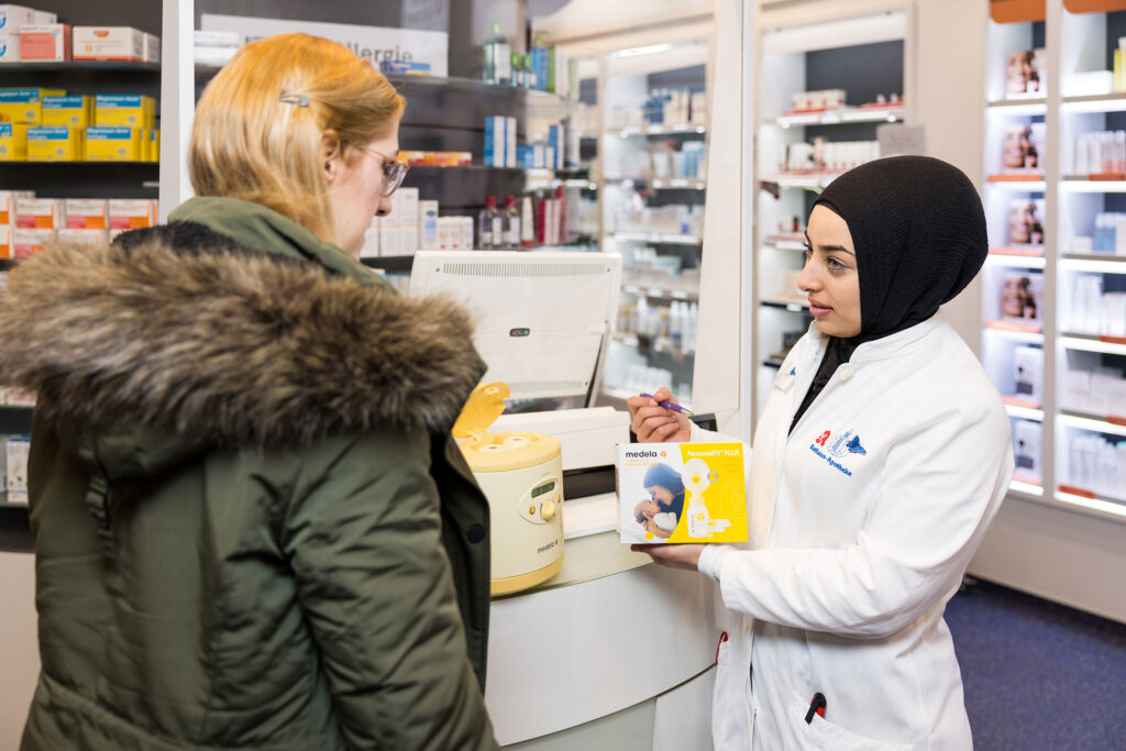 Mitarbeiterin erklärt einer Kundin die Milchpumpe im Verleih