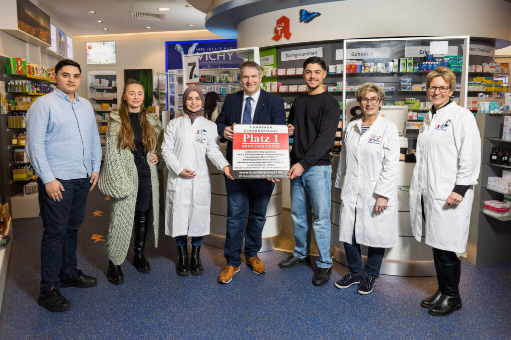 Apotheken-Team mit Dr. Fehske präsentiert Zertifikat für Platz 1 bei der Kundenzufriedenheit