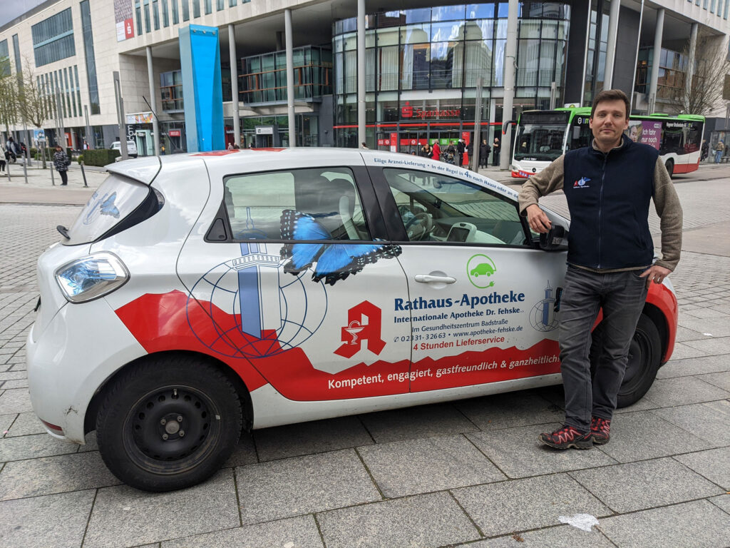 Elektro-Auto der Rathaus-Apotheke mit Boten