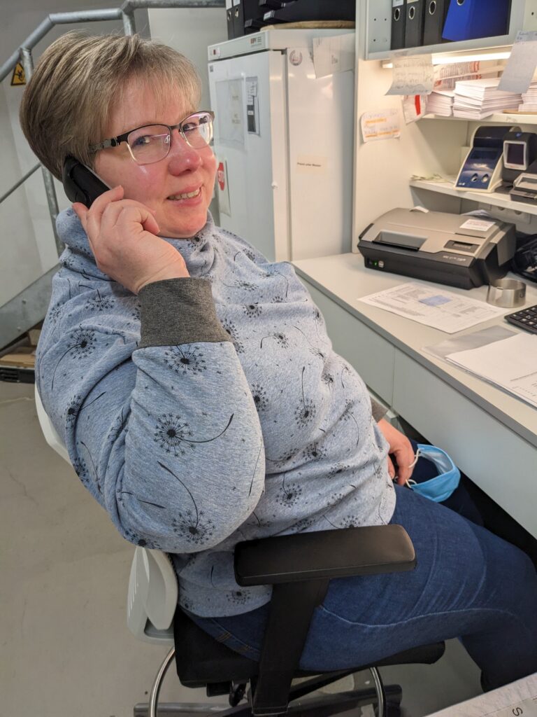 Anja Rupsch bei der telefonischen Beratung