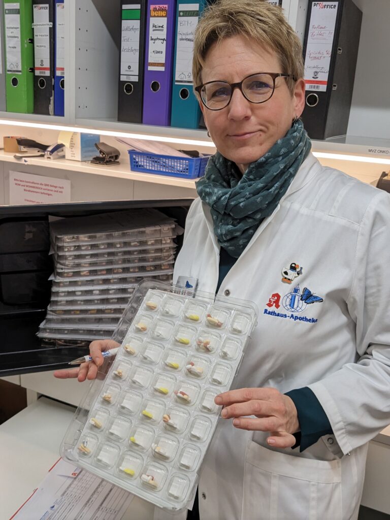 Mitarbeiterin überprüft Becherblister