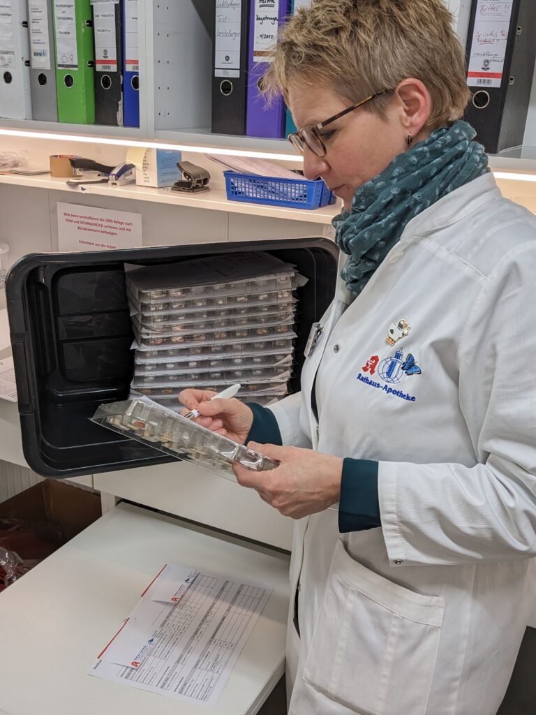 Mitarbeiterin kontrolliert Blister